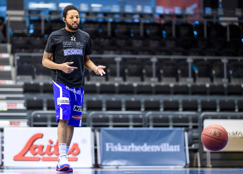 Luleås Brandon Rozzell på uppvärmningen