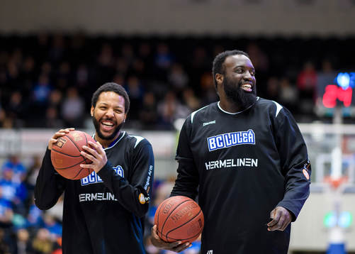 Luleås Brandon Rozzell (v) och Brice Massamba (h) på