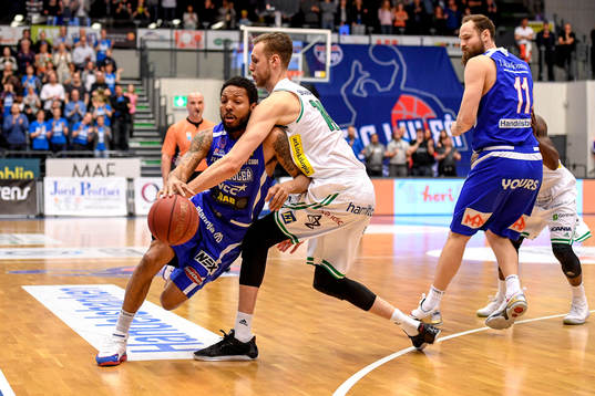 Luleås Brandon Rozzell och Södertäljes Nicholas Spires