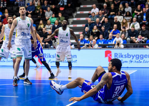 Luleås Brandon Rozzell sitter på golvet