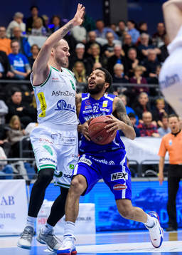Södertäljes Davis Lejasmeiers stoppar Luleås Brandon