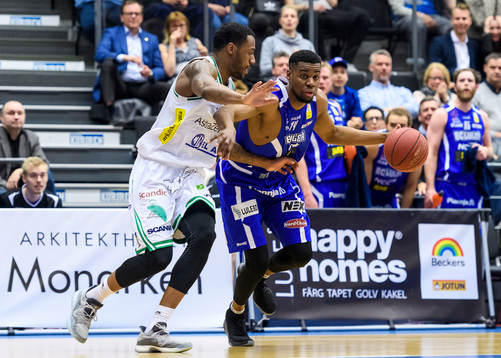 Luleås Yannick Anzuluni försöker gå förbi