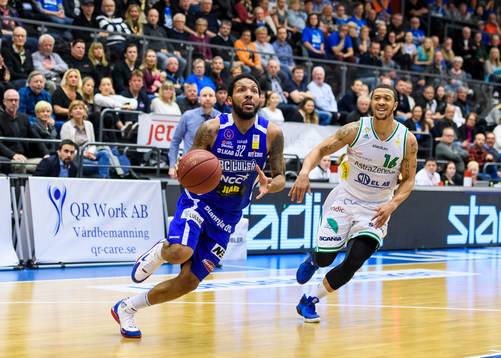 Luleås Brandon Rozzell med bollen jagas av Södertäljes