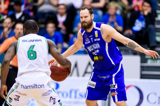 Luleås Tom Lidén i försvar mot Södertäljes Thomas