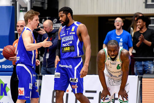 Luleås Adam Rönnqvist och Quinton Upshur jublar och