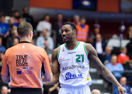 Södertäljes Delvon Johnson pratar med domaren