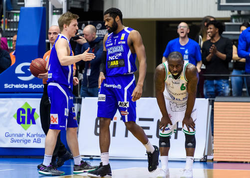 Luleås Adam Rönnqvist (v) jublar