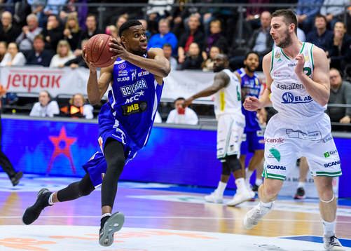 Luleås Yannick Anzuluni med bollen