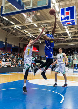 Luleås Yannick Anzuluni lägger i 2 poäng