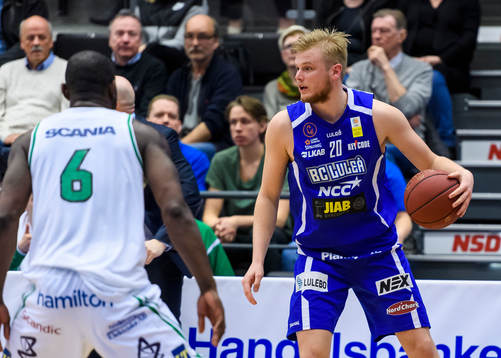 Luleås Anton Saks med bollen