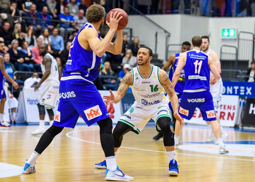 Södertäljes Darien Brothers i försvar mot Luleås Denzel