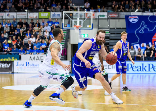 Luleås Tom Lidén försöker ta sig förbi Södertäljes