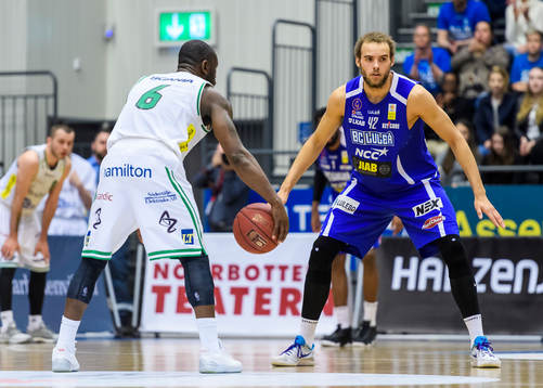 Luleås Denzel Andersson  i försvar mot Södertäljes