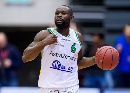 Södertäljes Thomas Massamba med bollen