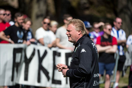 Tränare Jörgen Lennartsson pratar med supportrarna
