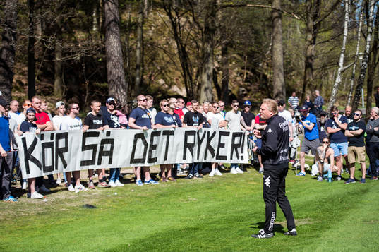 Tränare Jörgen Lennartsson pratar med supportrarna