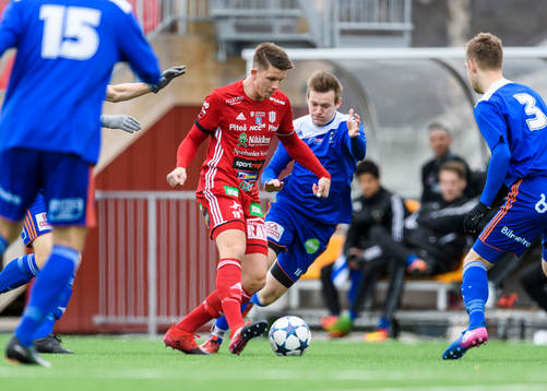 Piteås Joel Edström med bollen