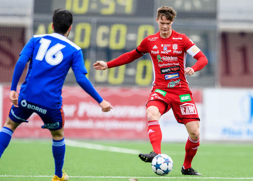Piteås Fredrik Lundgren med bollen
