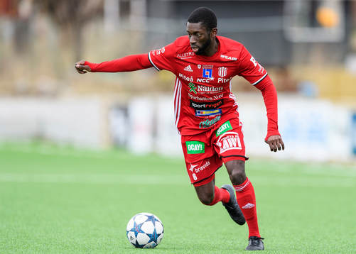 Piteås Samuel Naiwo med bollen