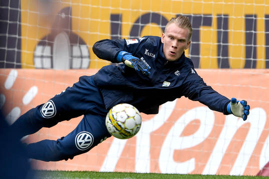 IFK Göteborgs målvakt Pontus Dahlberg värmer upp