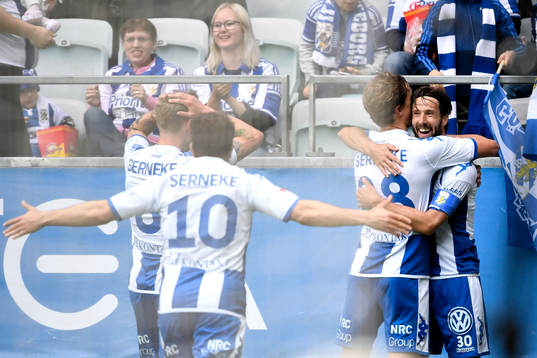 IFK Göteborgs Mattias Bjärsmyr jublar med lagkamrater