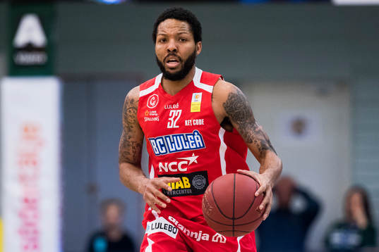 Luleås Brandon Rozzell med bollen