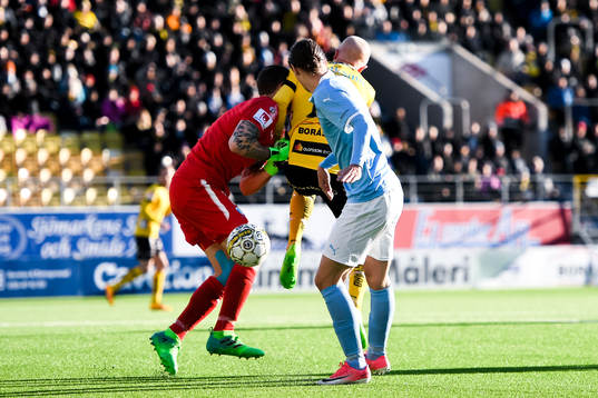 Elfsborgs Simon Lundevall kolliderar med Malmö FFs