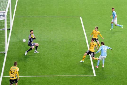 Malmö FFs Pawel Cibicki gör 0-1 bakom Elfsborgs målvakt