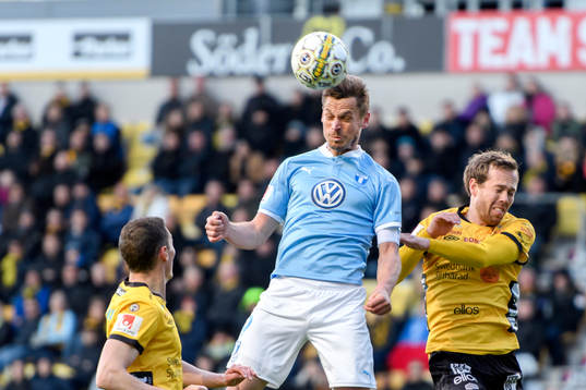 Malmö FFs Markus Rosenberg  i nickduell med Elfsborgs