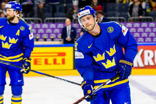 Sveriges Elias Lindholm värmer upp före ishockeymatchen