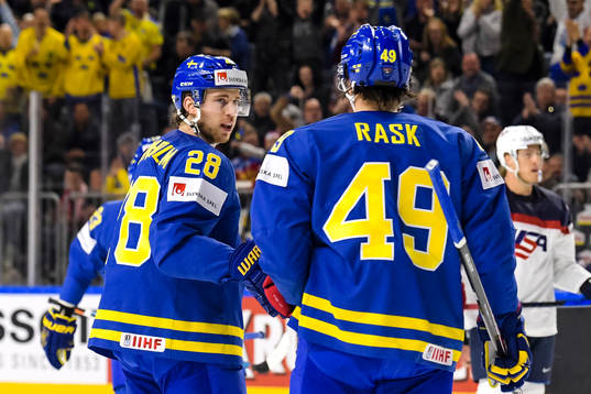 Sveriges Elias Lindholm och Victor Rask jublar