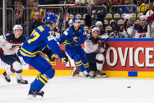 s Clayton Keller och Dylan Larkin utmanas av Sveriges Elias