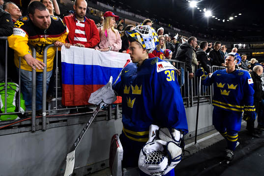 Sveriges målvakt Viktor Fasth och Anton Strålman  deppar