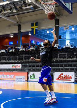 Luleås Brandon Rozzell värmer upp