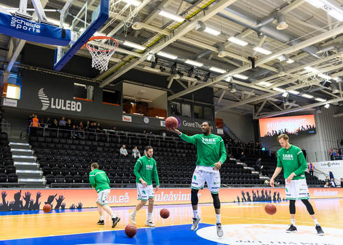 Södertälje spelarna värmer upp