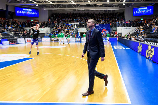 Luleås tränare Peter Öqvist på uppvärmningen
