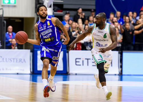 Luleås Brandon Rozzell jagas av Södertäljes Thomas
