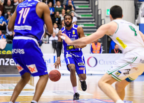 Luleås Quinton Upshur med bollen