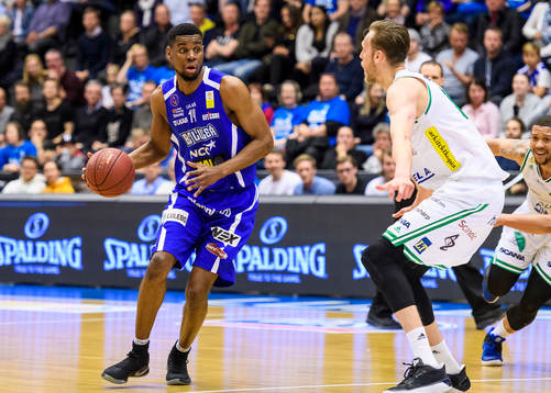Luleås Yannick Anzuluni med bollen