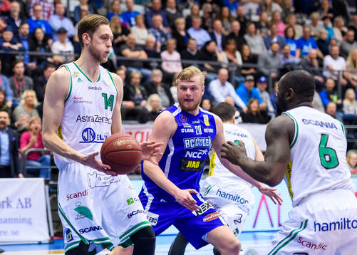 Södertäljes Nicholas Spires tar en retur