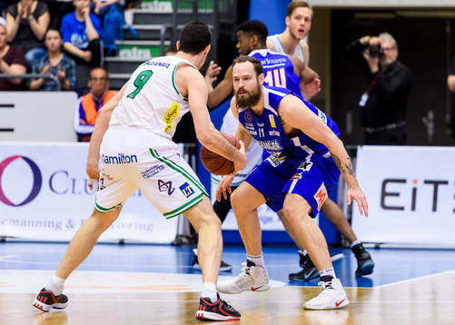 Luleås Tom Lidén i försvar mot Södertäljes Toni Bizaca