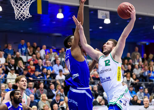 Södertäljes Lazar Radosavljevic attackerar korgen
