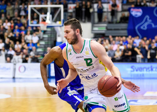 Södertäljes Lazar Radosavljevic med bollen