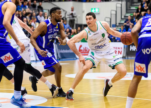 Södertäljes Toni Bizaca med bollen