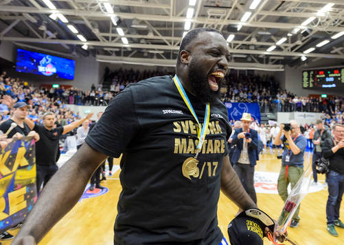 Luleås Brice Massamba jublar