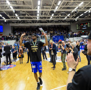 Luleås Yannick Anzuluni jublar