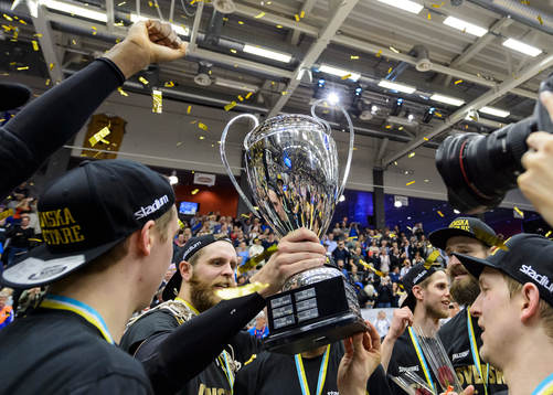 Luleås Timothy Kearney med sm-pokalen
