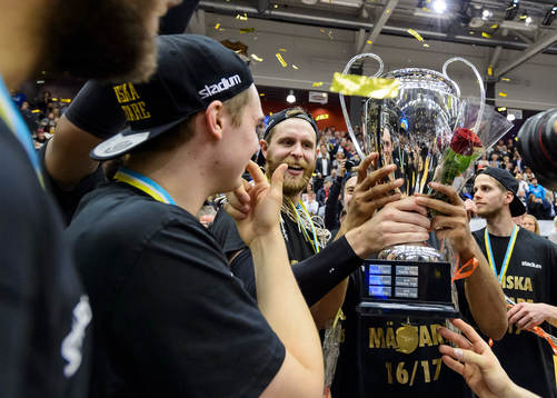 Luleås Timothy Kearney med sm-pokalen