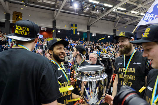 Luleås Brandon Rozzell med sm-pokalen