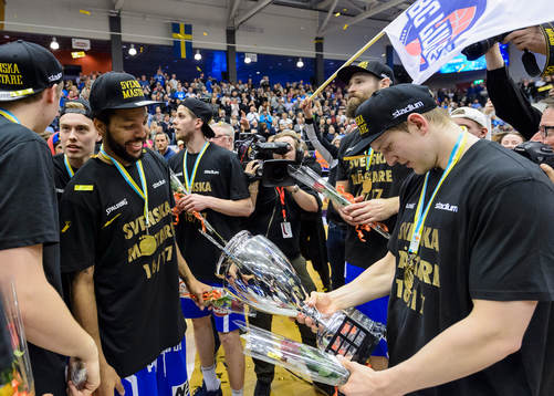 Luleås Adam Rönnqvist med sm-pokalen